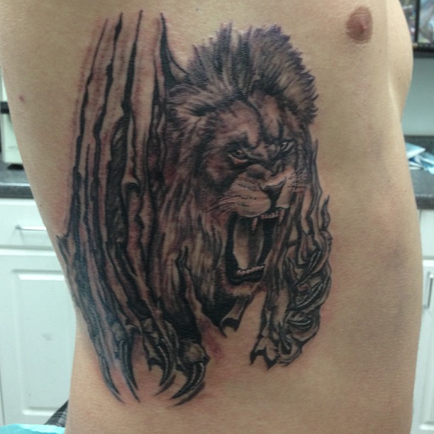 Lion rip-out - Fishink Tattoo